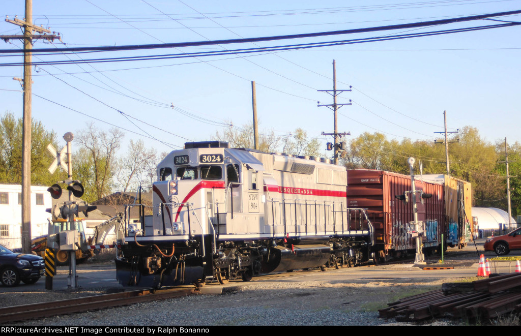 NYSW WS-2 delivering cars to a customer and crossing Hamburg Turnpike 